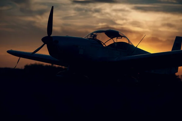 RÚSSIA, MOSCOW - 1 DE AGOSTO DE 2020: Pequeno avião de hélice monomotor privado no aeroporto regional de pôr-do-sol — Fotografia de Stock