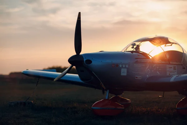 RUSSIA, MOSCOW - AUGAugust 1, 2020: Small single engine propeller plane at sunset local airport — 스톡 사진