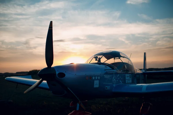 RUSSIA, MOSCOW - AUGAugust 1, 2020: Small single engine propeller plane at sunset local airport — 스톡 사진