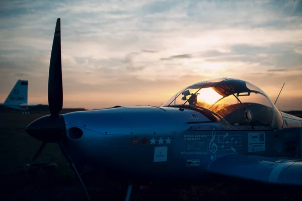 RUSSIA, MOSCOW - AUGAugust 1, 2020: Small single engine propeller plane at sunset local airport — 스톡 사진