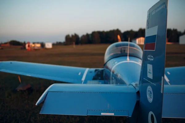 RUSSLAND, MOSKAU - 1. AUGUST 2020: Kleine private einmotorige Propellermaschine am Regionalflughafen bei Sonnenuntergang — Stockfoto