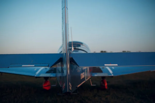 RUSIA, MOSCÚ - 1 de agosto de 2020: Pequeño avión privado de hélice monomotor en el aeropuerto regional de atardecer — Foto de Stock