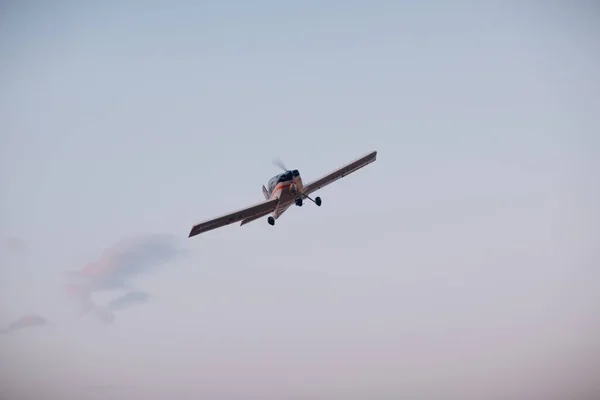 日没の空に向かって飛ぶ小型単機 — ストック写真