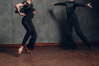 Balo salonunda dans eden genç çift ça-ça-ça.