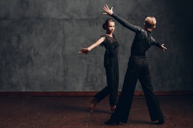 Paso Doble balosunda dans eden beyaz profesyonel dansçılar..