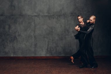 Balo salonunda dans eden genç profesyonel dansçılar Paso Doble.