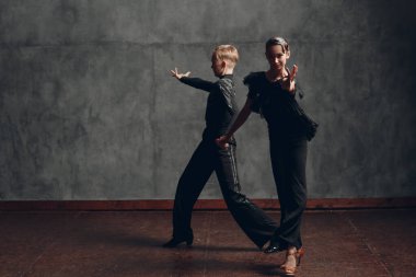 Balo salonunda dans eden genç profesyonel dansçılar Paso Doble.