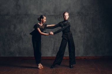 Balo salonu Paso Doble 'ında dans eden genç profesyonel dansçılar.