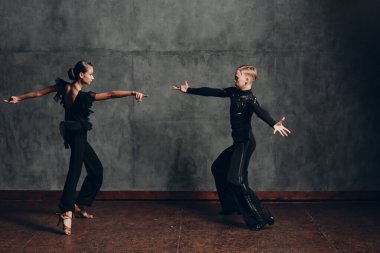 Genç çift samba yapıyor. Latin Balo Dansı.