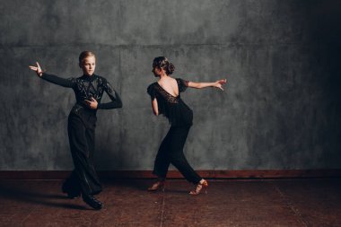 Genç çift samba yapıyor. Latin Balo Dansı.