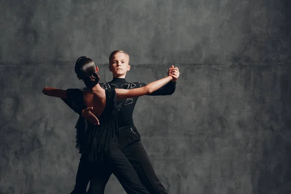 Två tangodansare i svart kostym dansar i balsalen — Stockfoto