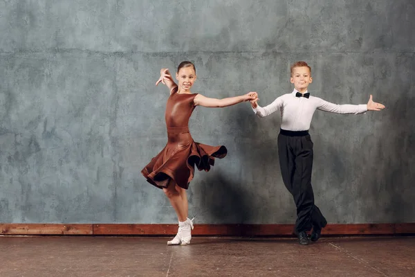Jovens dançarinos menino e menina dançando em dança de salão Samba — Fotografia de Stock