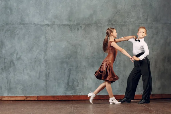 Jovem casal menino e menina dançando em dança de salão Samba — Fotografia de Stock