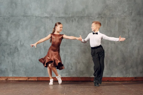 Jovens dançarinos menino e menina dançando em dança de salão Samba — Fotografia de Stock