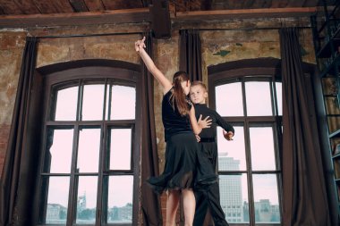 Balo dansında dans eden genç çift oğlan ve kız Rumba