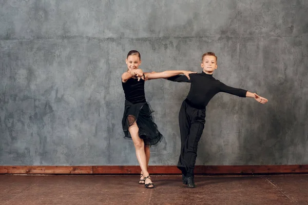 Jong koppel jongen en meisje dansen in ballroom dans jive — Stockfoto