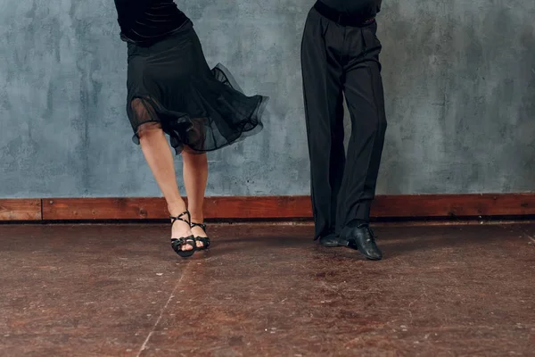 一对年轻夫妇的腿男孩和女孩在舞厅跳舞 — 图库照片