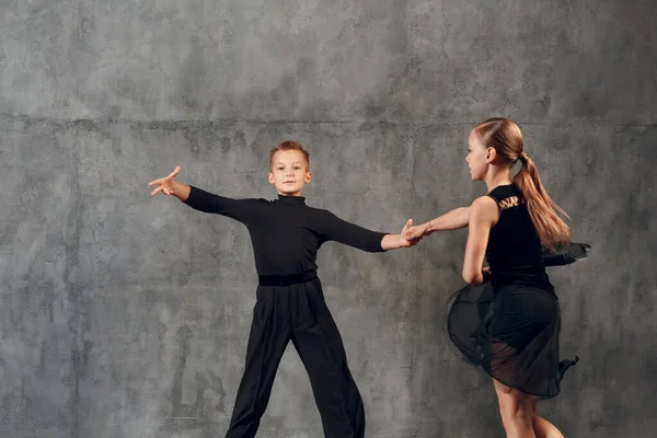 Jovem menino e menina dançando dança de salão Jive — Fotografia de Stock