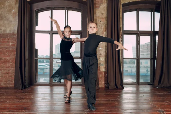 Jong paar jongen en meisje dansen ballroom dans Rumba — Stockfoto