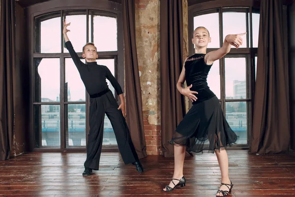 Pareja joven niño y niña bailando baile de salón Rumba — Foto de Stock