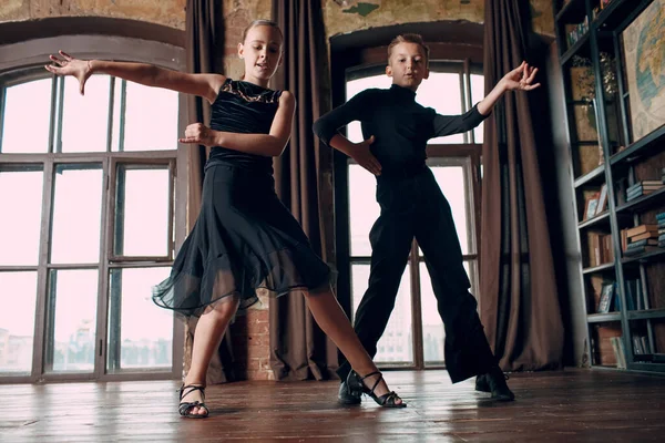 Jovem casal menino e menina dançando dança de salão Rumba — Fotografia de Stock