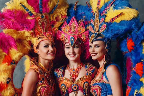 Three Woman in Brazilian samba carnival costume with colorful peří peří peří — Stock fotografie