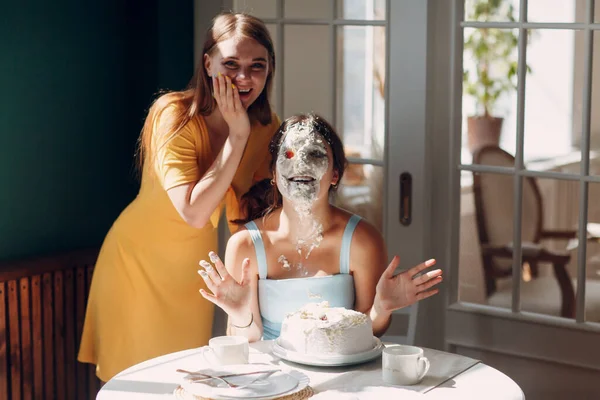 若い女性はクリームで白いケーキに顔を浸します.誕生日おめでとう. — ストック写真