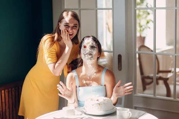 若い女性はクリームで白いケーキに顔を浸します.誕生日おめでとう. — ストック写真