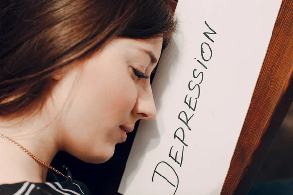 Retrato de perfil de mulher com papel de folha branca rotulado palavra Depressão. Conceito de depressão oculta — Fotografia de Stock