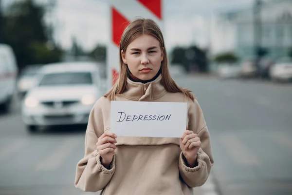 Frau hält weißes Blatt Papier mit der Aufschrift Depression in der Hand. — Stockfoto