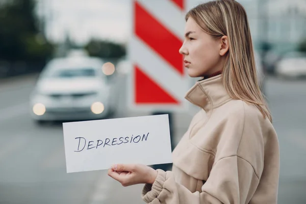 Frau hält weißes Blatt Papier mit der Aufschrift Depression in der Hand. — Stockfoto