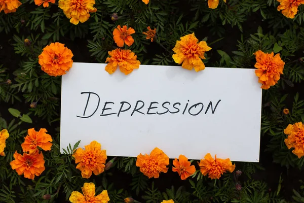 Weißes Blatt Papier mit dem Wort Depression auf Blumenhintergrund — Stockfoto