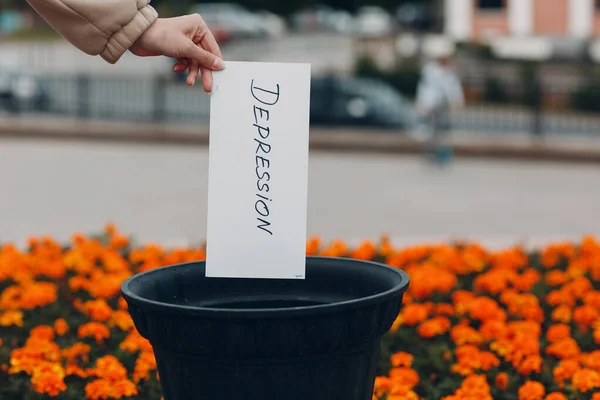 Wanita melempar lembaran dengan kata depresi ke tempat sampah. Psikologi membantu — Stok Foto