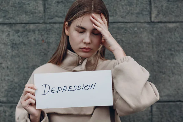 Mädchen hält Blatt Papier mit Wort Depression in der Hand — Stockfoto