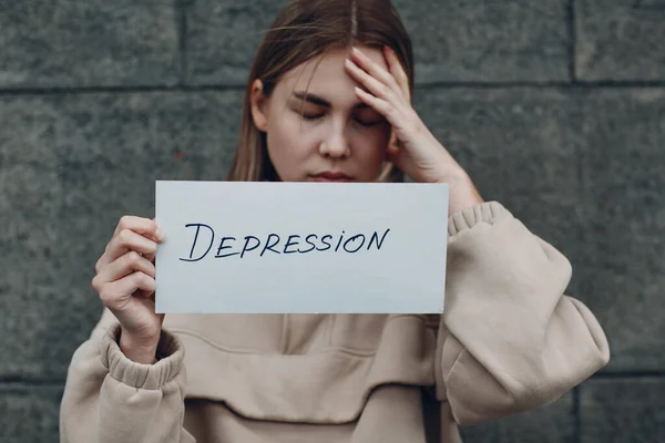 Mädchen hält Blatt Papier mit Wort Depression in der Hand — Stockfoto