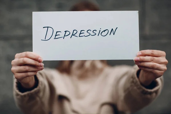 Mulher segura em folha de papel com palavra Depressão — Fotografia de Stock