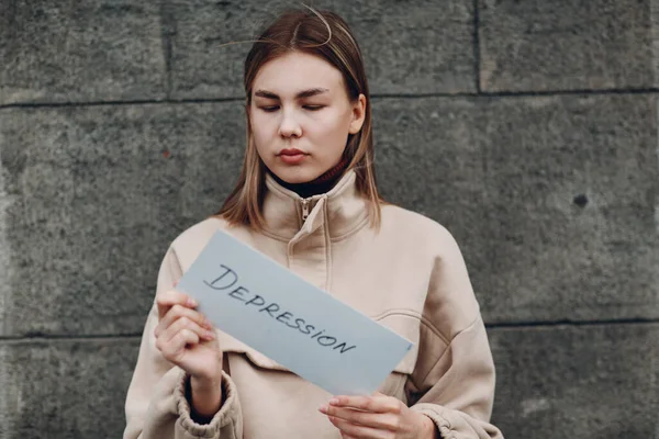 Frau hält Blatt Papier mit Wort Depression in der Hand — Stockfoto