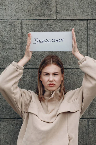 Žena drží v ruce list papíru se slovem Deprese — Stock fotografie