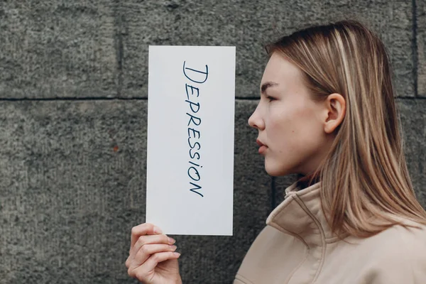 Mulher segura em folha de papel com palavra Depressão — Fotografia de Stock