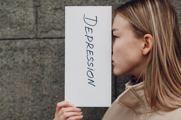 Mulher face fechada com folha de papel com palavra Depressão. — Fotografia de Stock