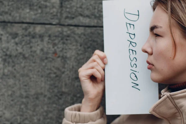 Mulher segura em folha de papel com palavra Depressão — Fotografia de Stock