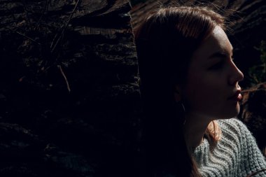 Güzel genç bayan yazın parktaki ağaç testeresinde arka planda..