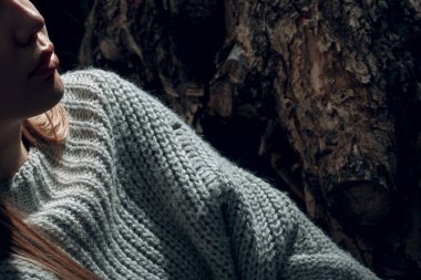 Güzel genç bayan yazın parktaki ağaç testeresinde arka planda..