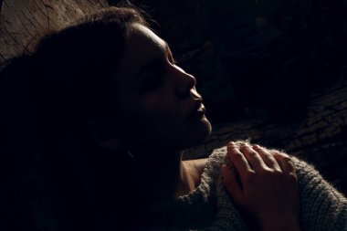 Güzel genç bayan yazın parktaki ağaç testeresinde arka planda..