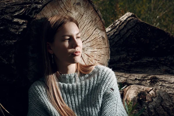 Bella giovane donna a segare albero all'aperto nel parco in estate. — Foto Stock