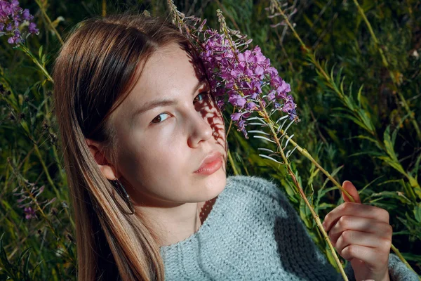 Mulher muito jovem ao ar livre no parque com flores de verão — Fotografia de Stock