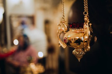 Kilisede tütsülenmiş Ortodoks Hıristiyan altın gereçleri.