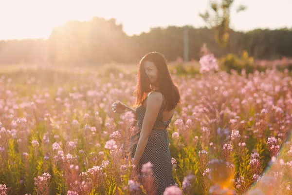 Girl on blooming Sally flower field. Lilac flowers and woman. — Stock Photo, Image