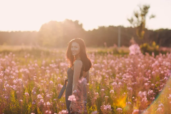 Ragazza in fiore campo di fiori Sally. Fiori lilla e donna. — Foto Stock