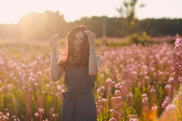 Girl on blooming Sally flower field. Lilac flowers and woman. — Stock Photo, Image